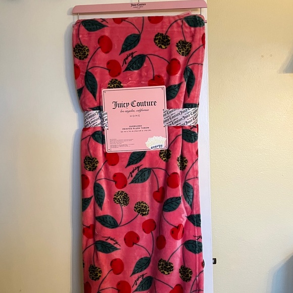 Juicy Couture Other - 🍒Juicy Couture oversized soft plush throw blanket NWT